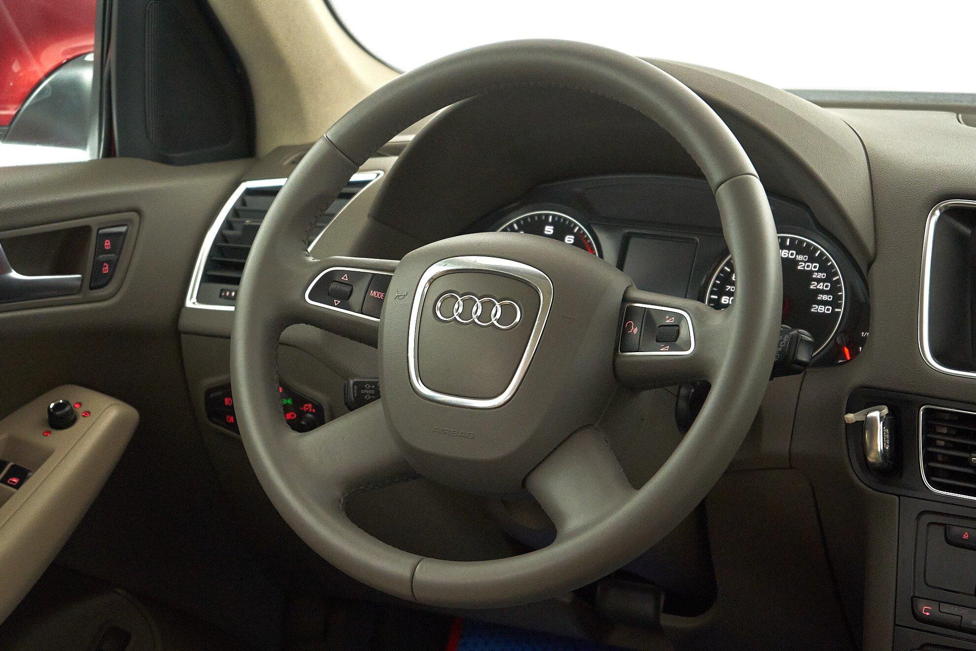 Audi Q5 2011, красный