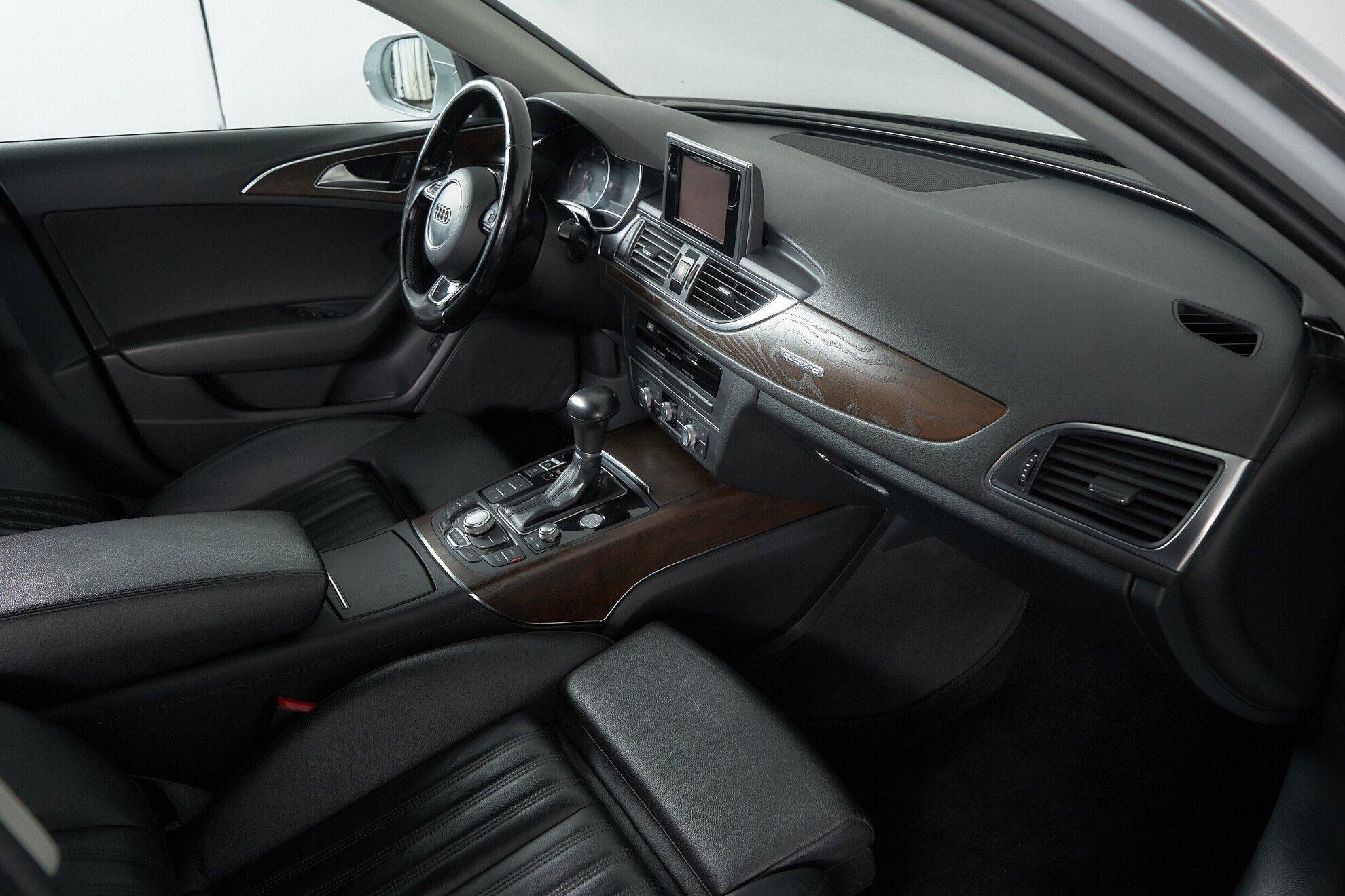 Audi A6 2012, белый