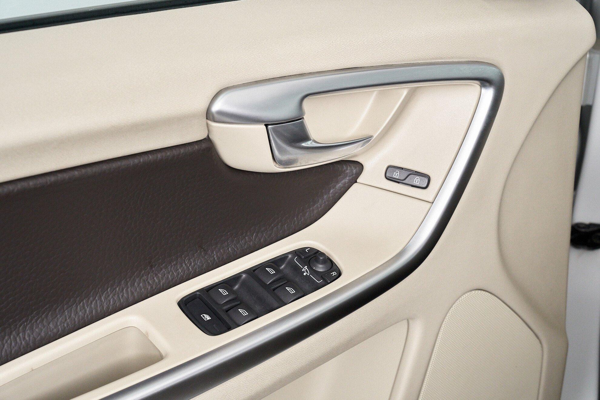 Volvo XC60 2011, белый