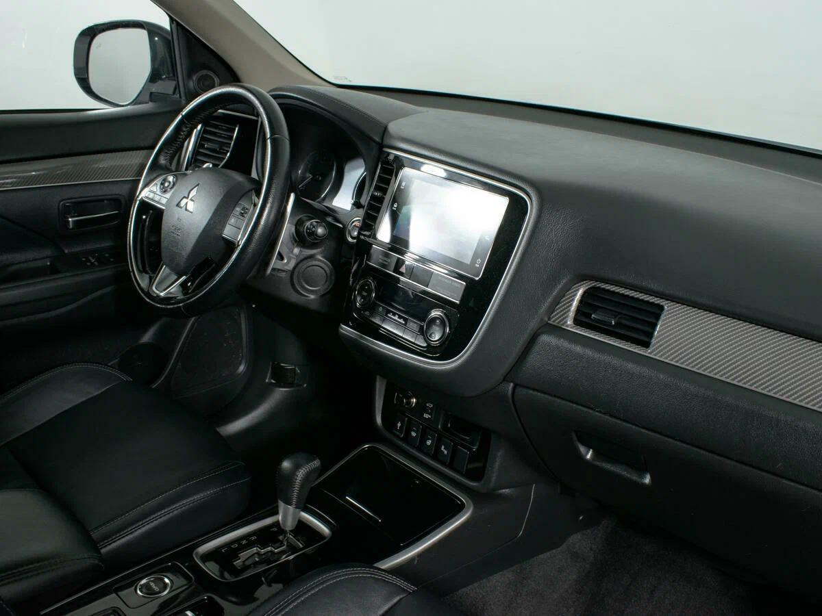 Mitsubishi Outlander 2020, белый