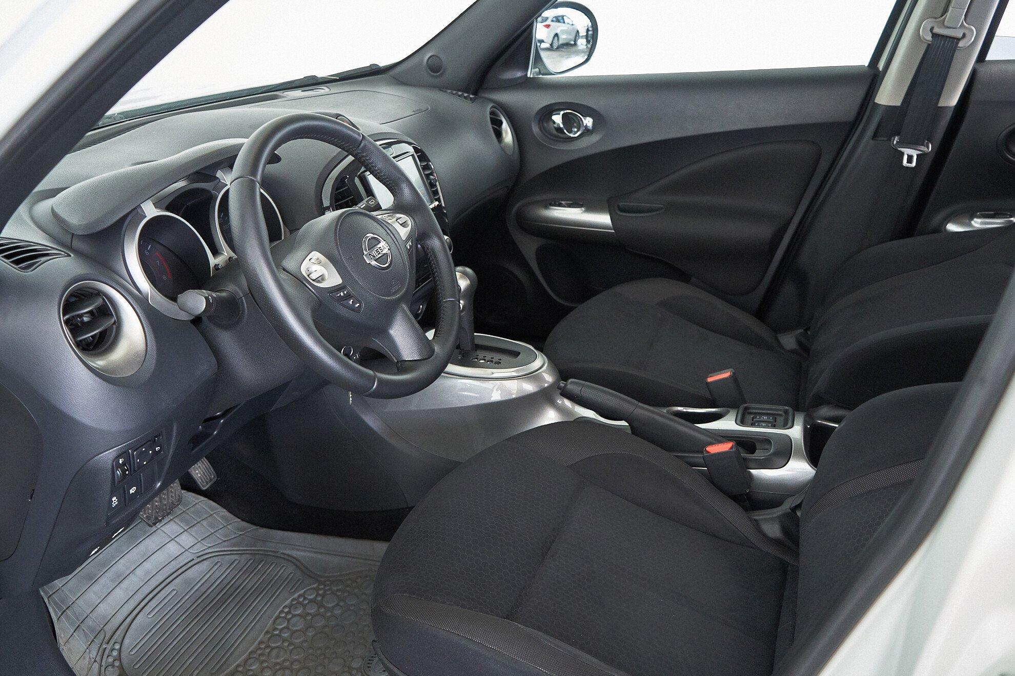 Nissan Juke 2012, белый