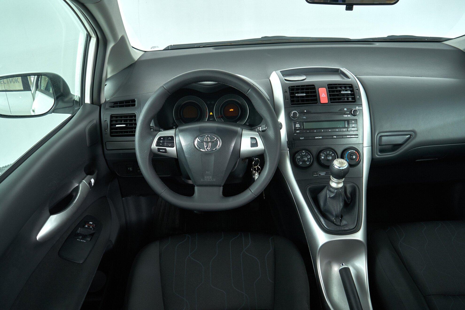 Toyota Auris 2011, белый
