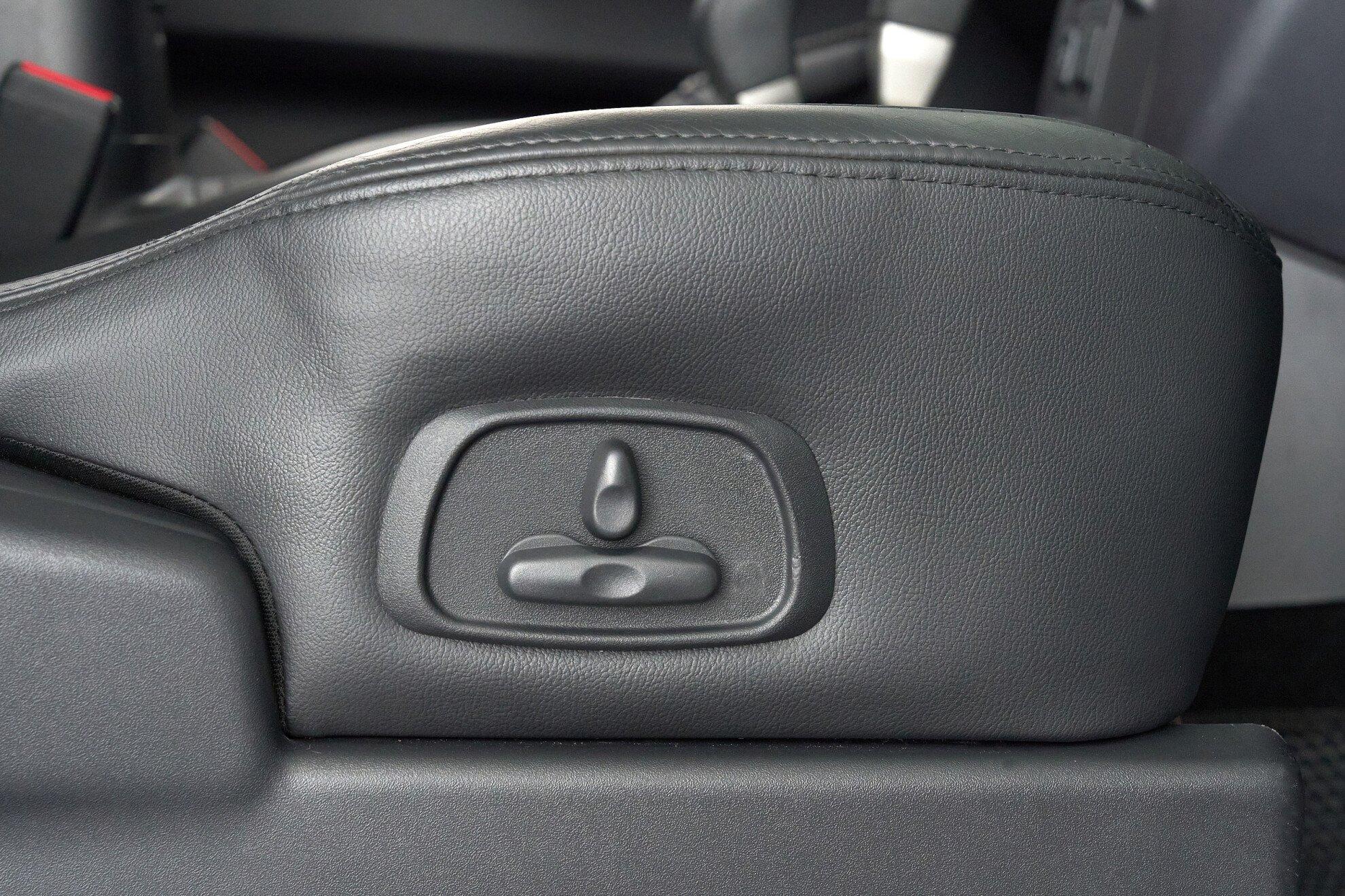 Mitsubishi Pajero 2010, серебряный