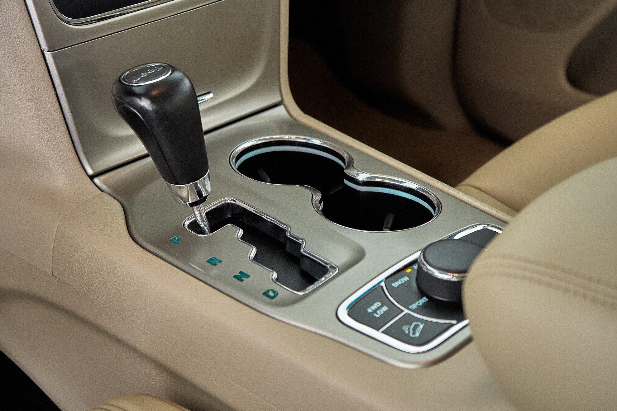 Jeep Grand Cherokee 2010, белый