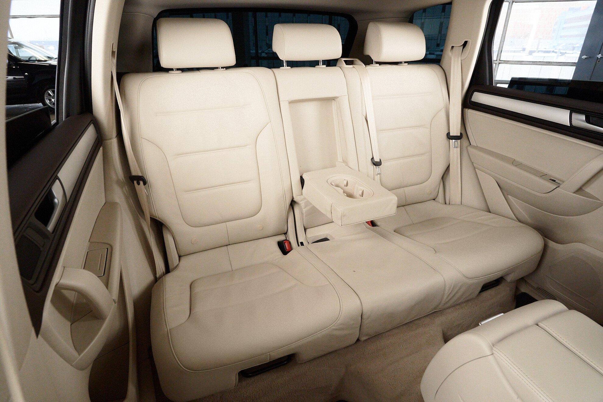 Volkswagen Touareg 2014, черный
