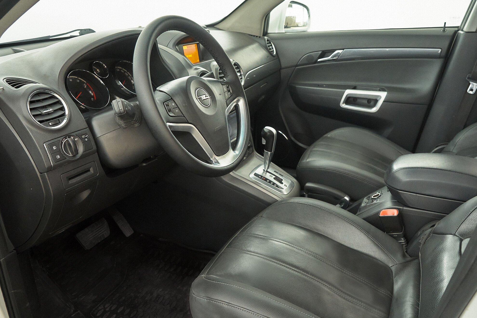 Opel Antara 2011, белый