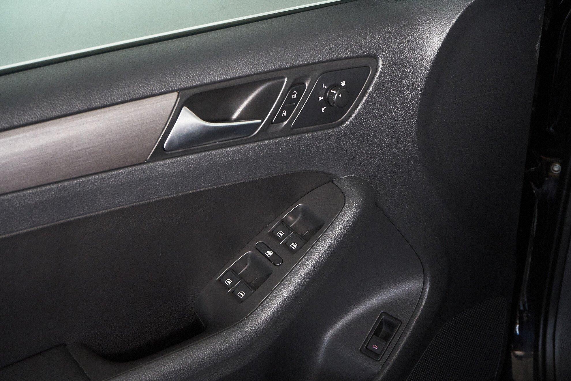 Volkswagen Jetta 2013, черный