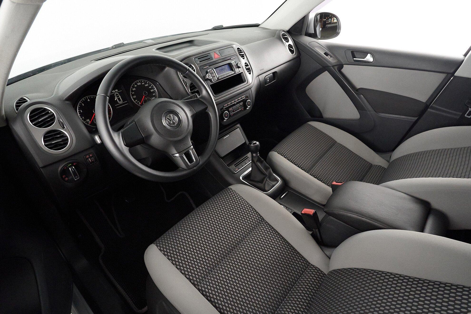 Volkswagen Tiguan 2011, серебряный
