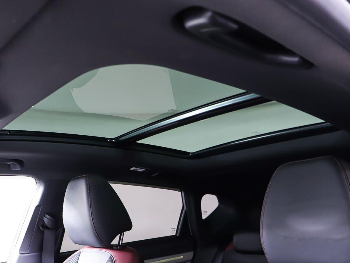 Geely Coolray 2022, желтый
