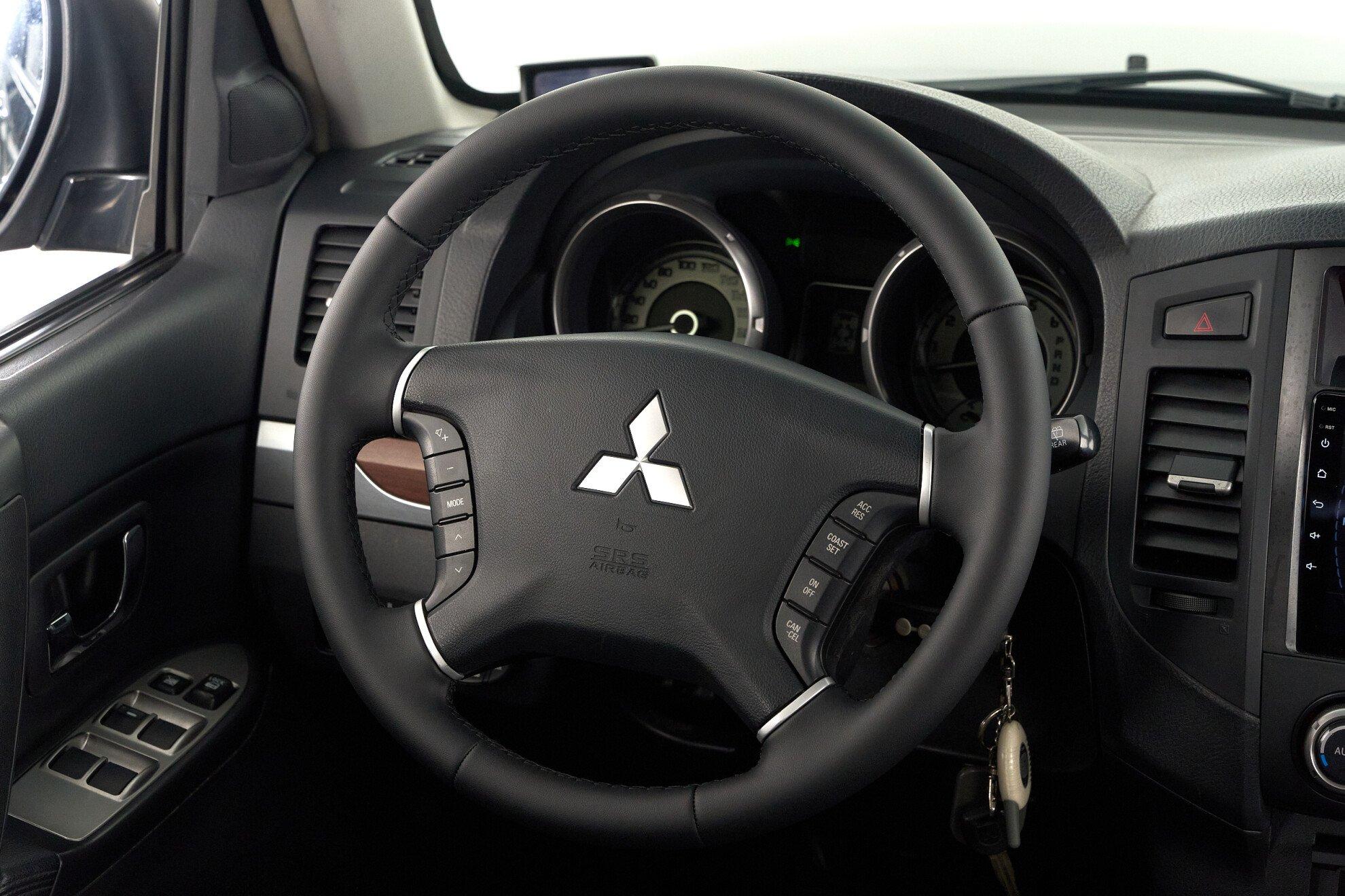 Mitsubishi Pajero 2008, черный