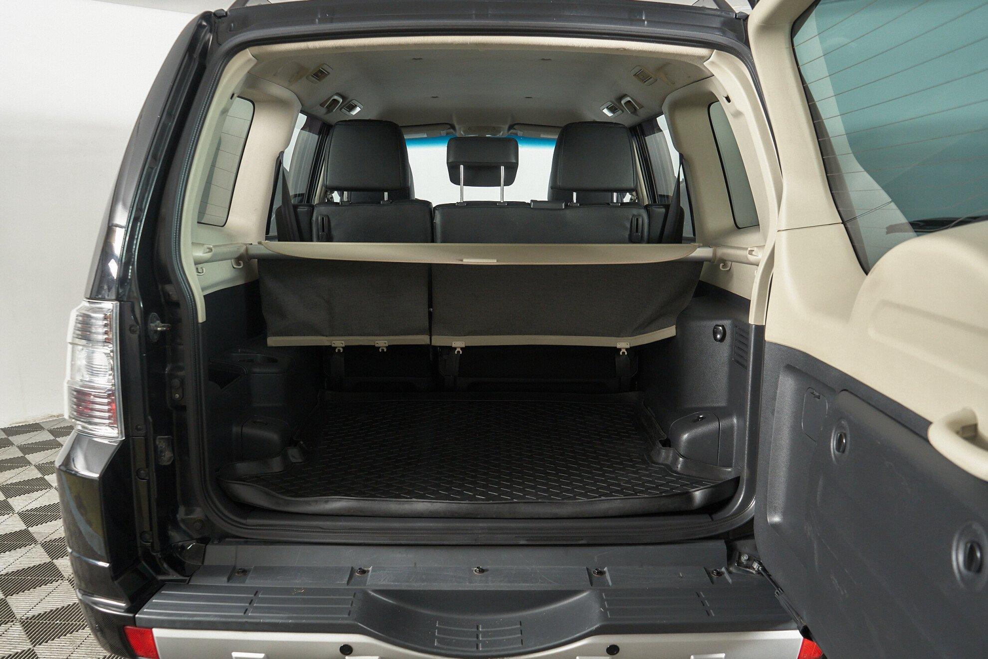 Mitsubishi Pajero 2017, черный