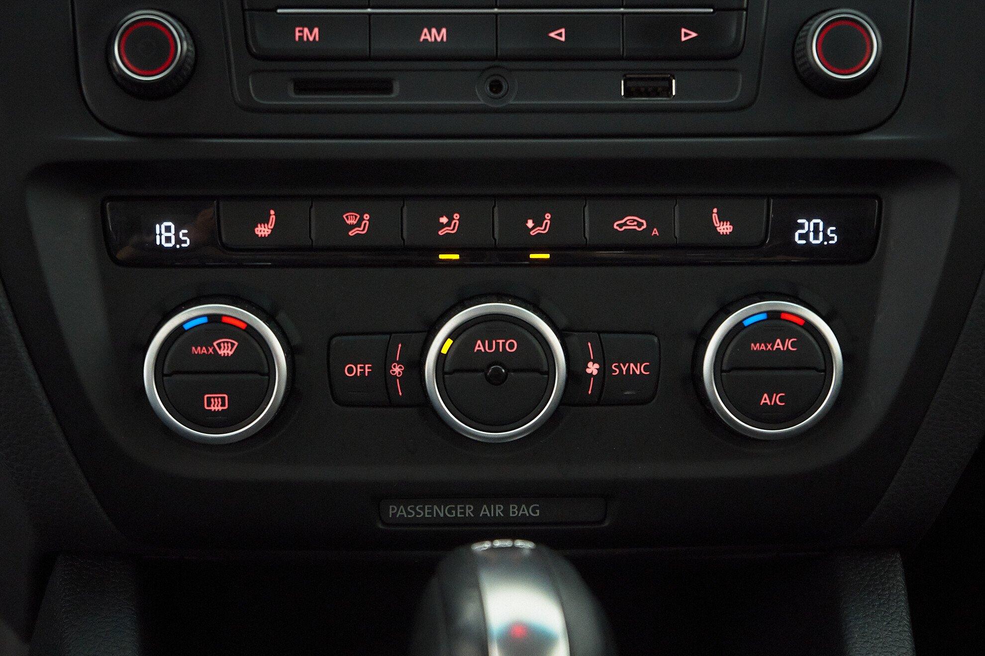 Volkswagen Jetta 2014, белый