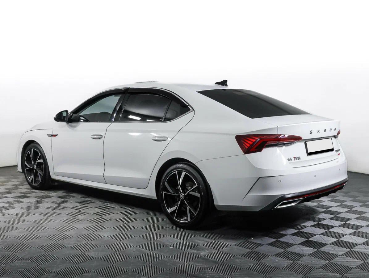 Skoda Octavia 2023, белый