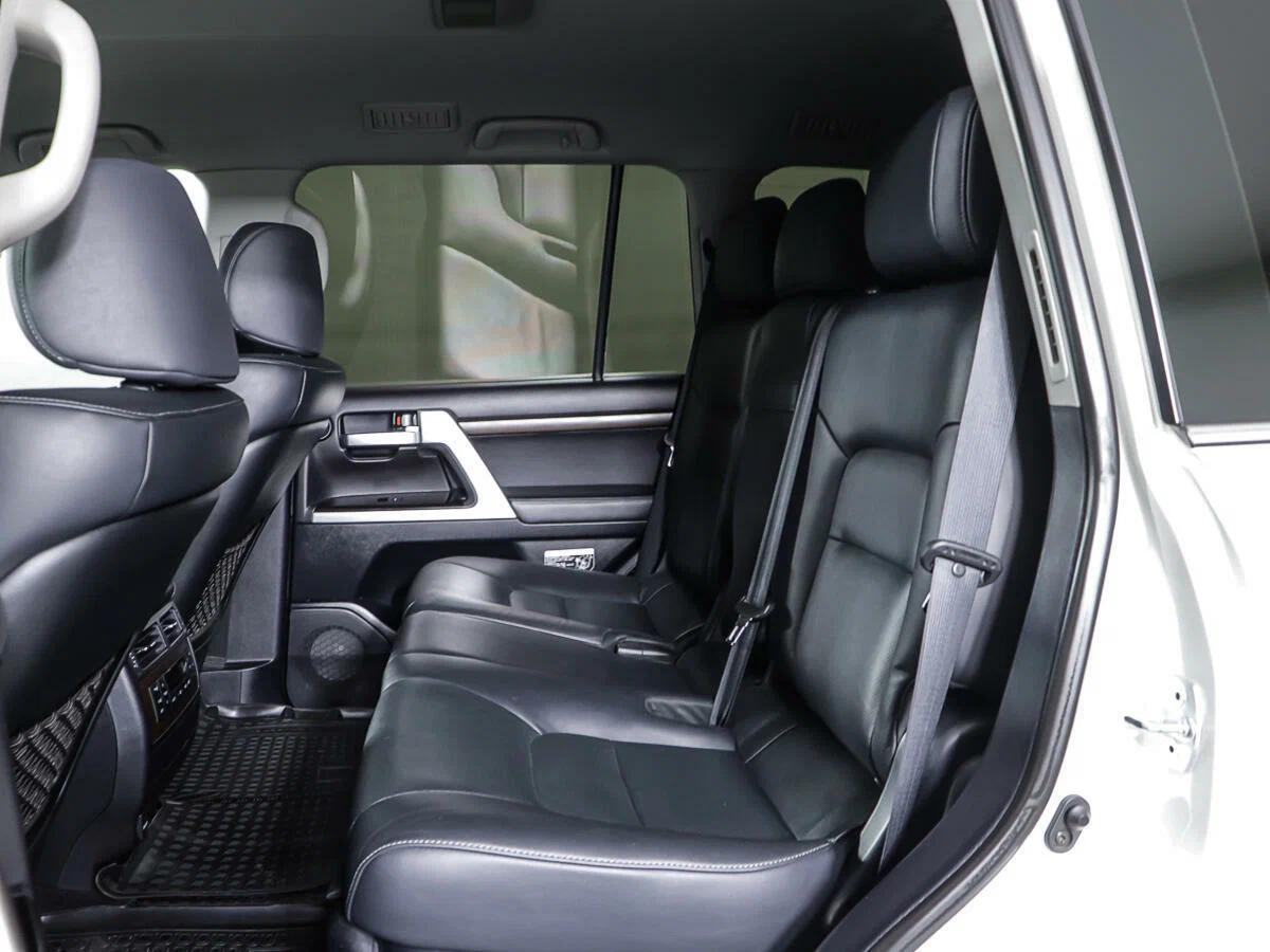 Toyota Land Cruiser 2019, белый
