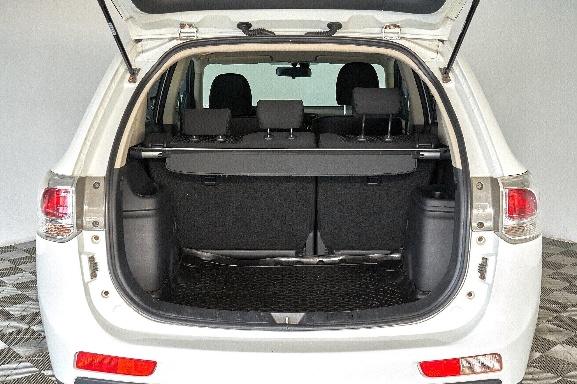 Mitsubishi Outlander 2013, белый