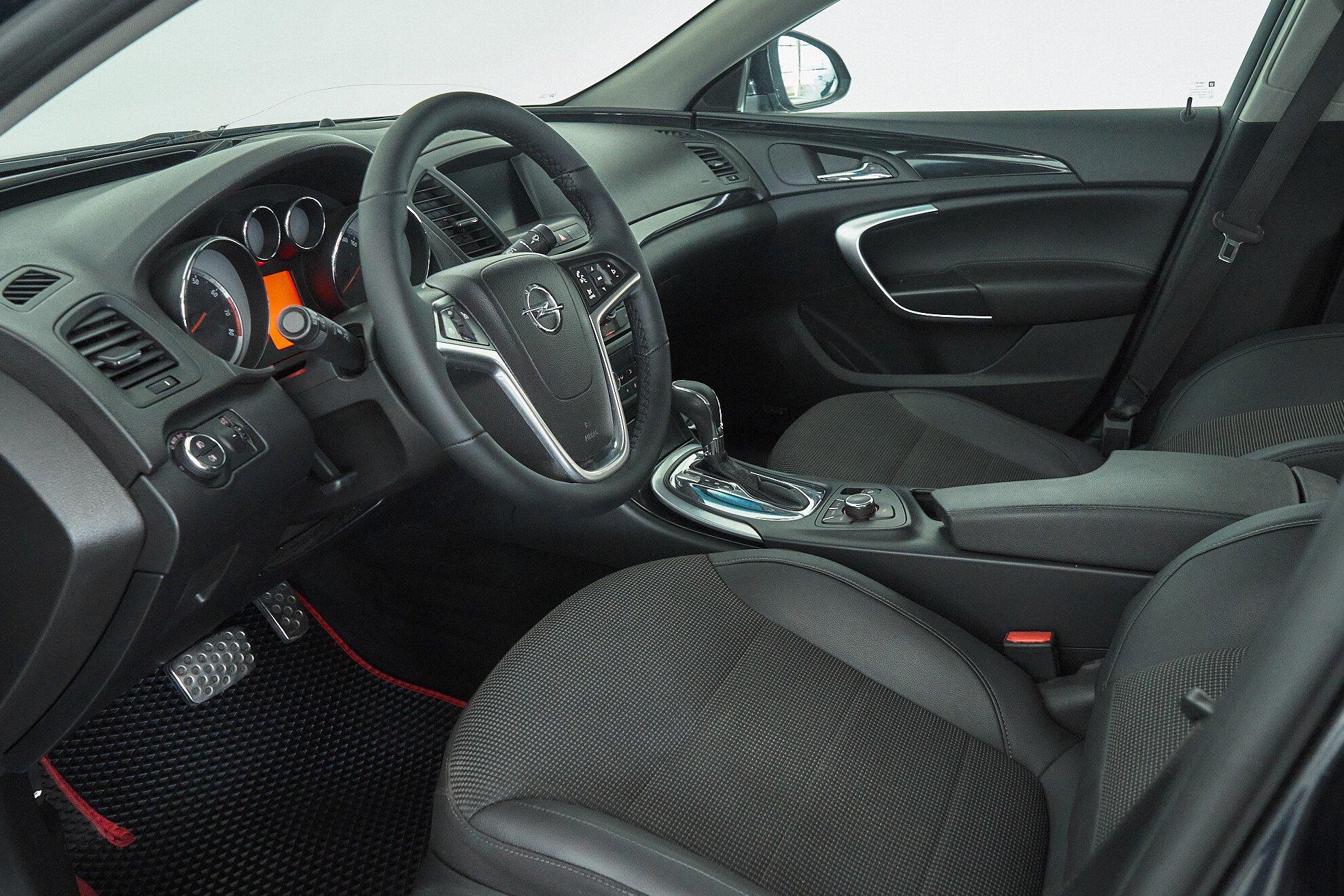 Opel Insignia 2012, черный