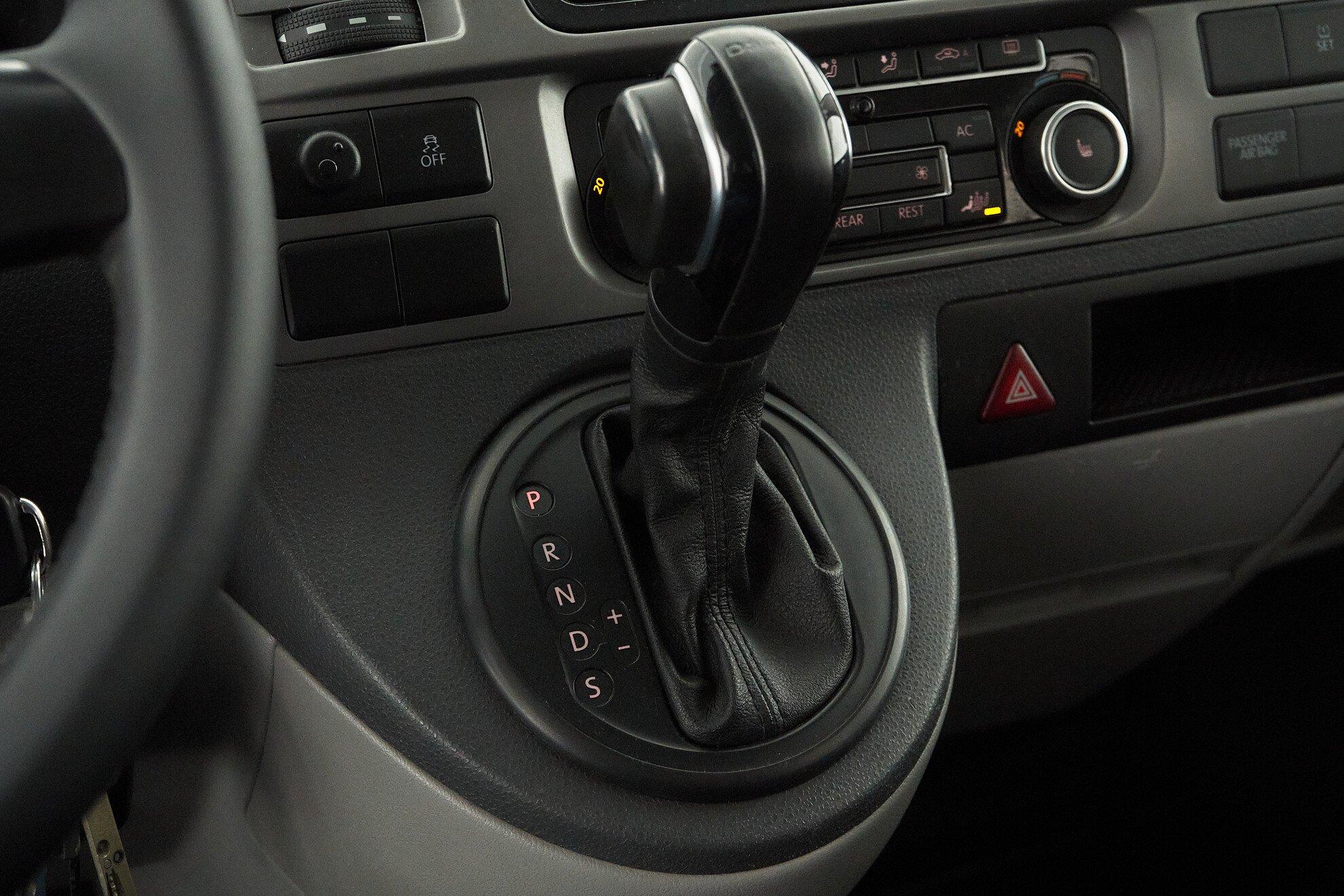 Volkswagen Caravelle 2011, черный