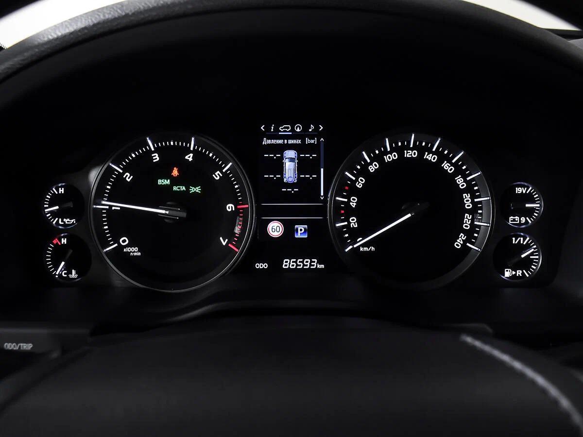Toyota Land Cruiser 2020, белый