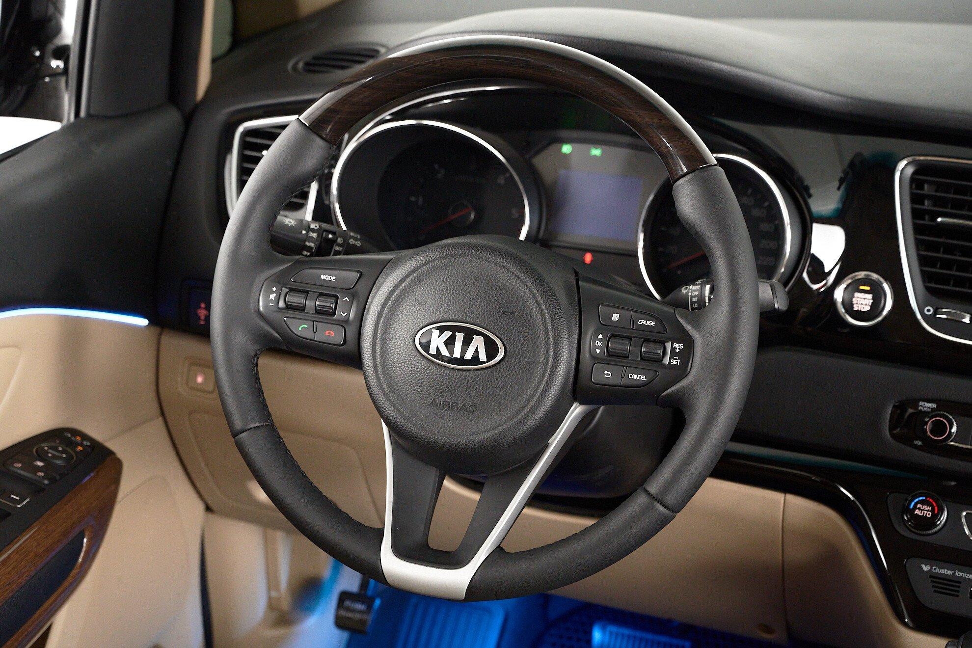 Kia Carnival 2016, черный