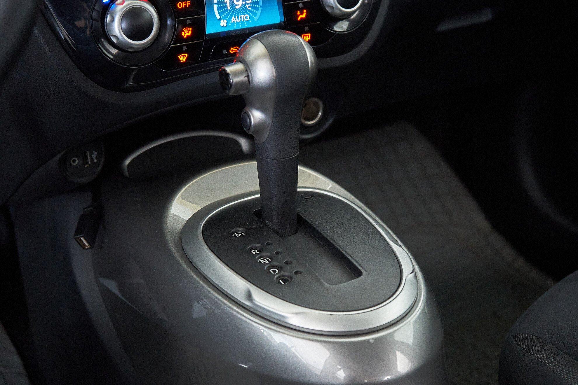 Nissan Juke 2012, белый