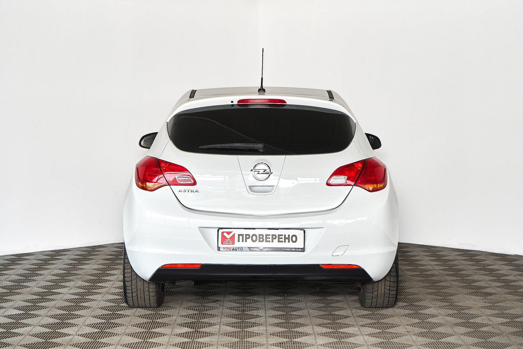 Opel Astra 2012, белый