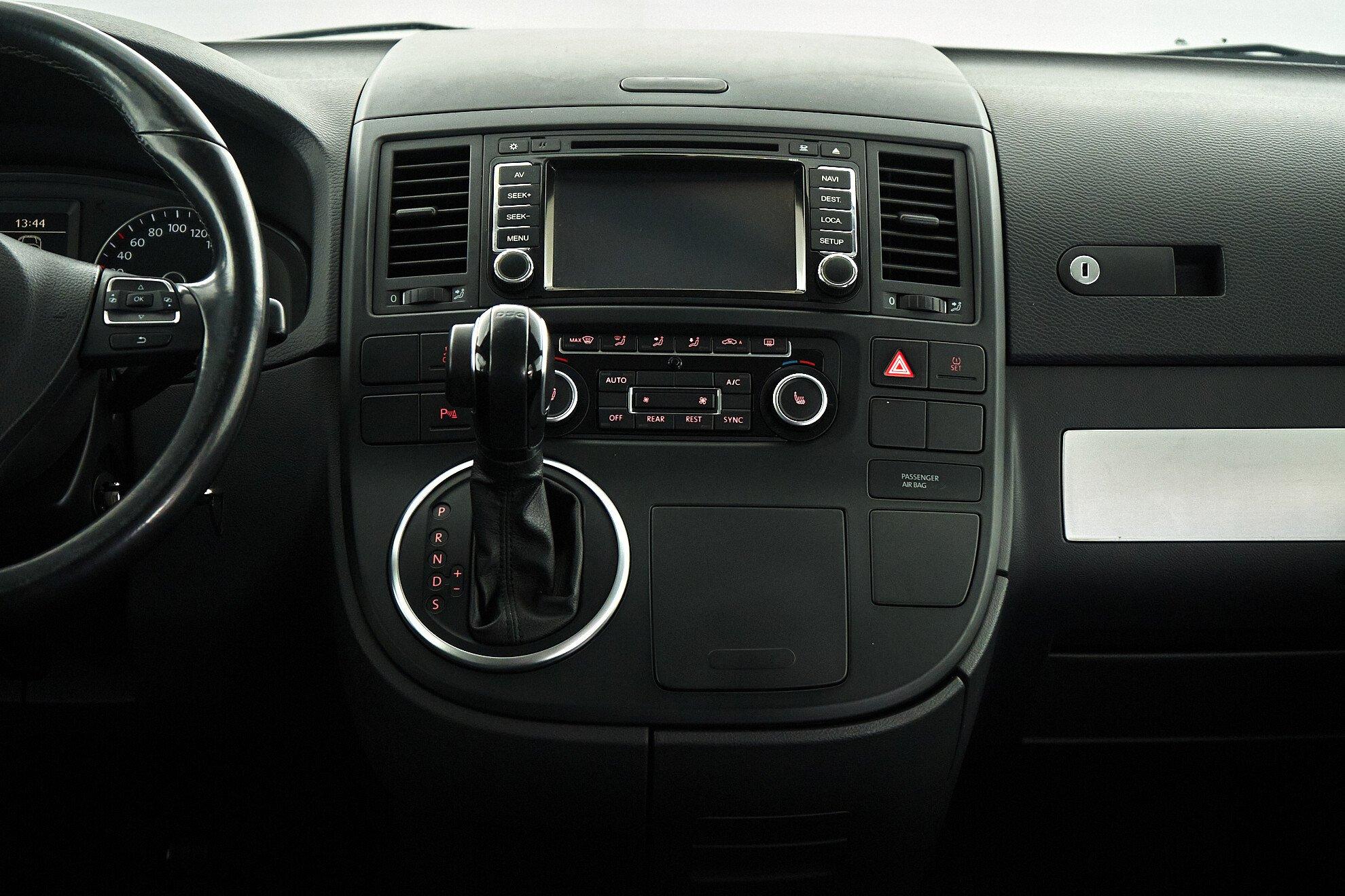 Volkswagen Multivan 2012, черный