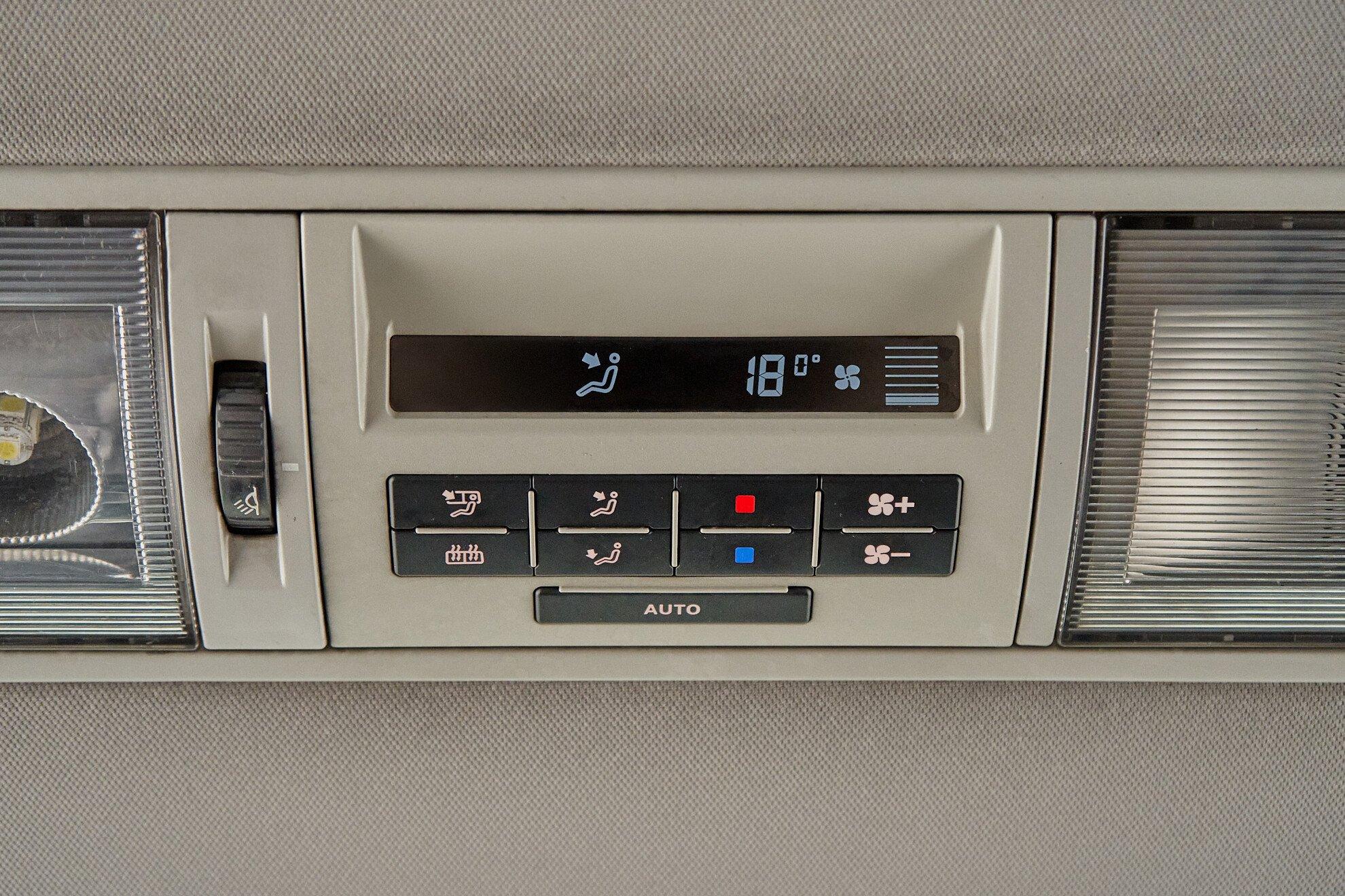 Volkswagen Multivan 2010, серебряный