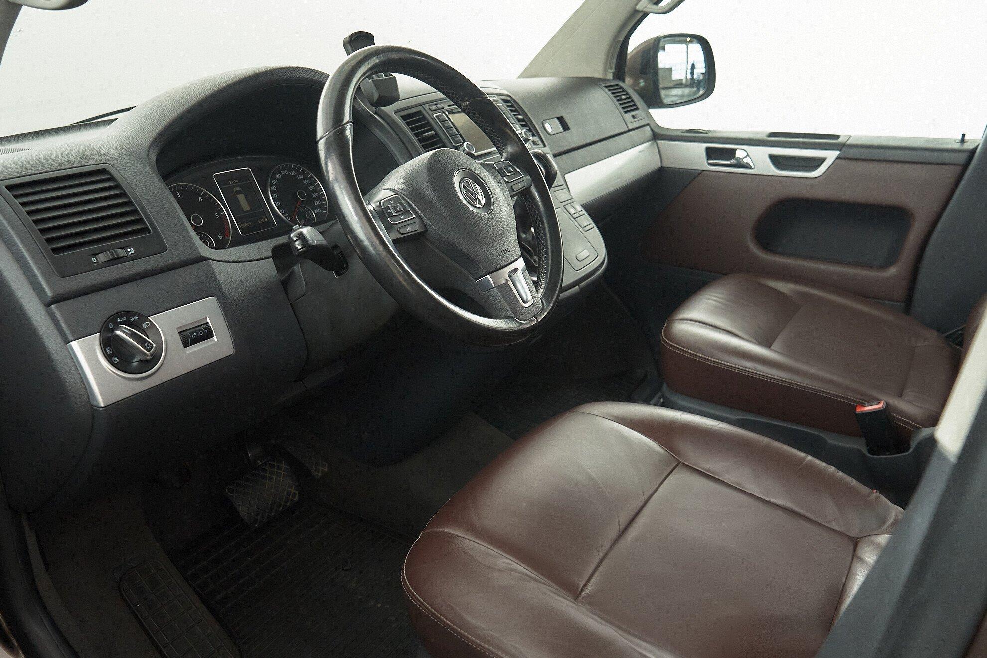 Volkswagen Multivan 2010, коричневый