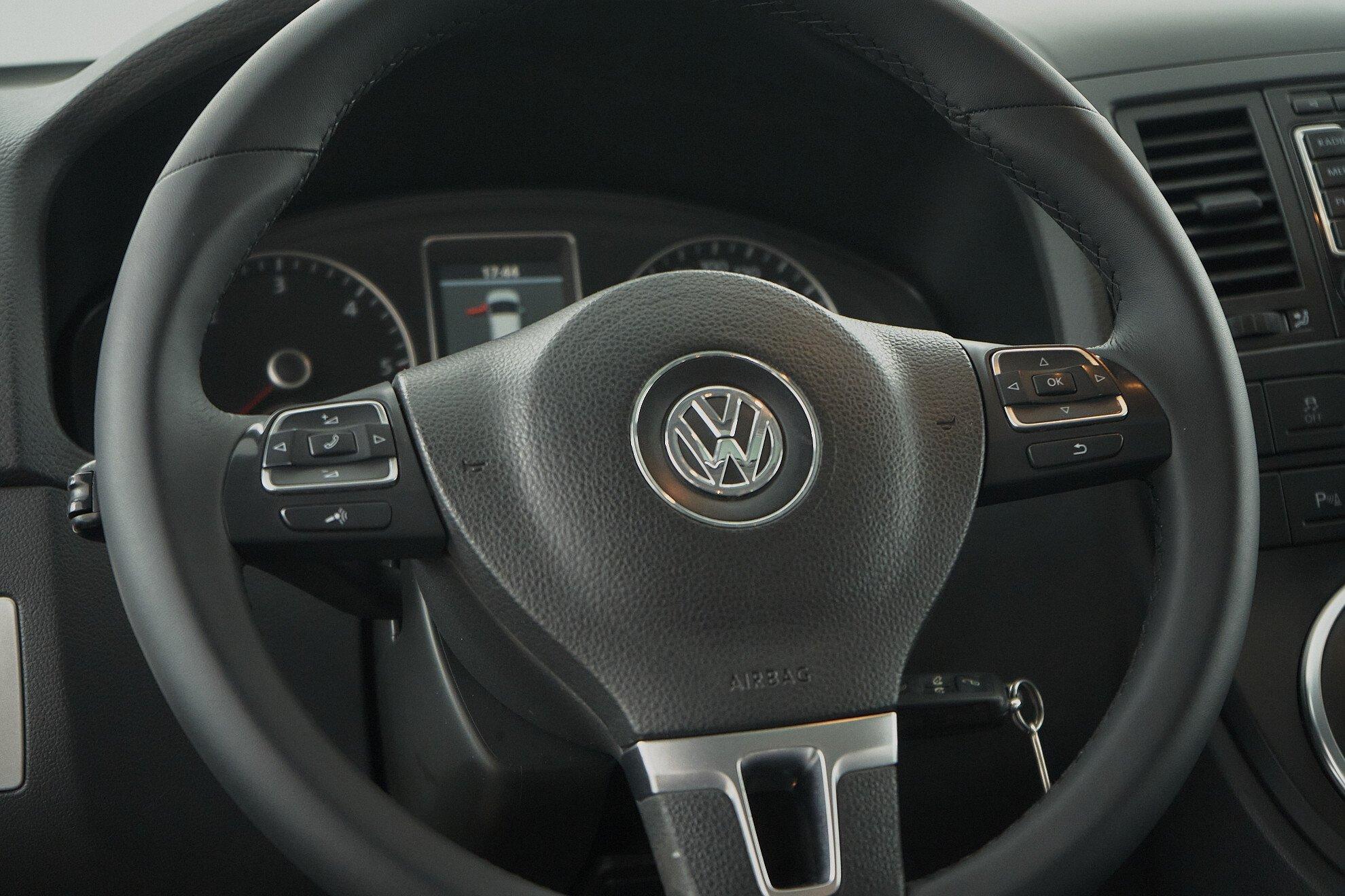 Volkswagen Multivan 2013, черный
