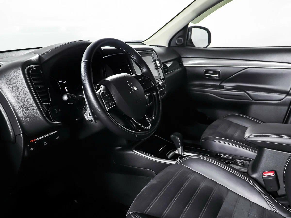 Mitsubishi Outlander 2022, черный