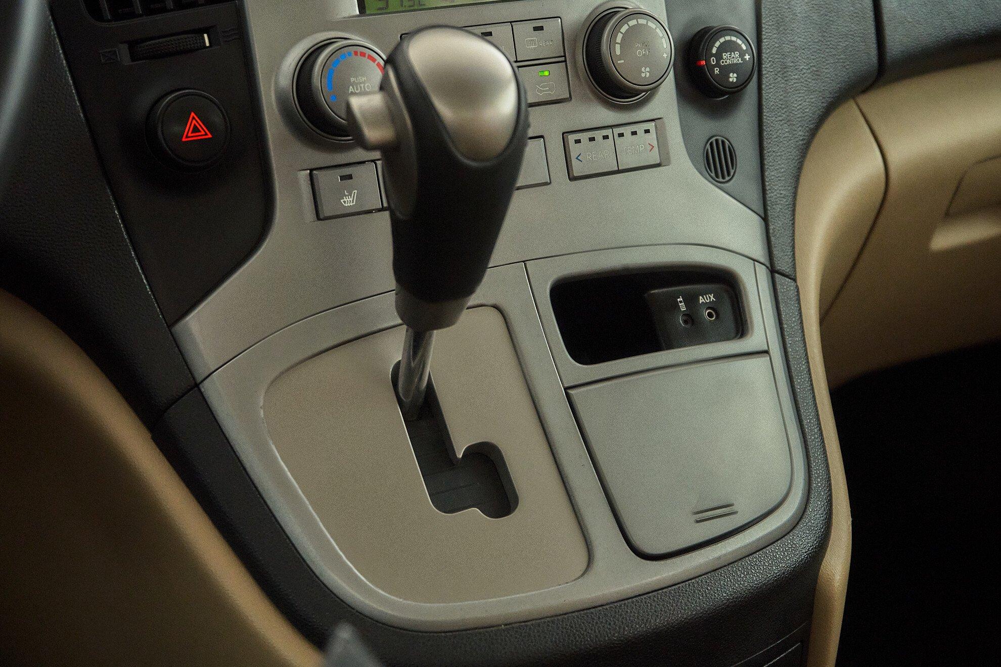 Hyundai Grand Starex 2008, серебряный