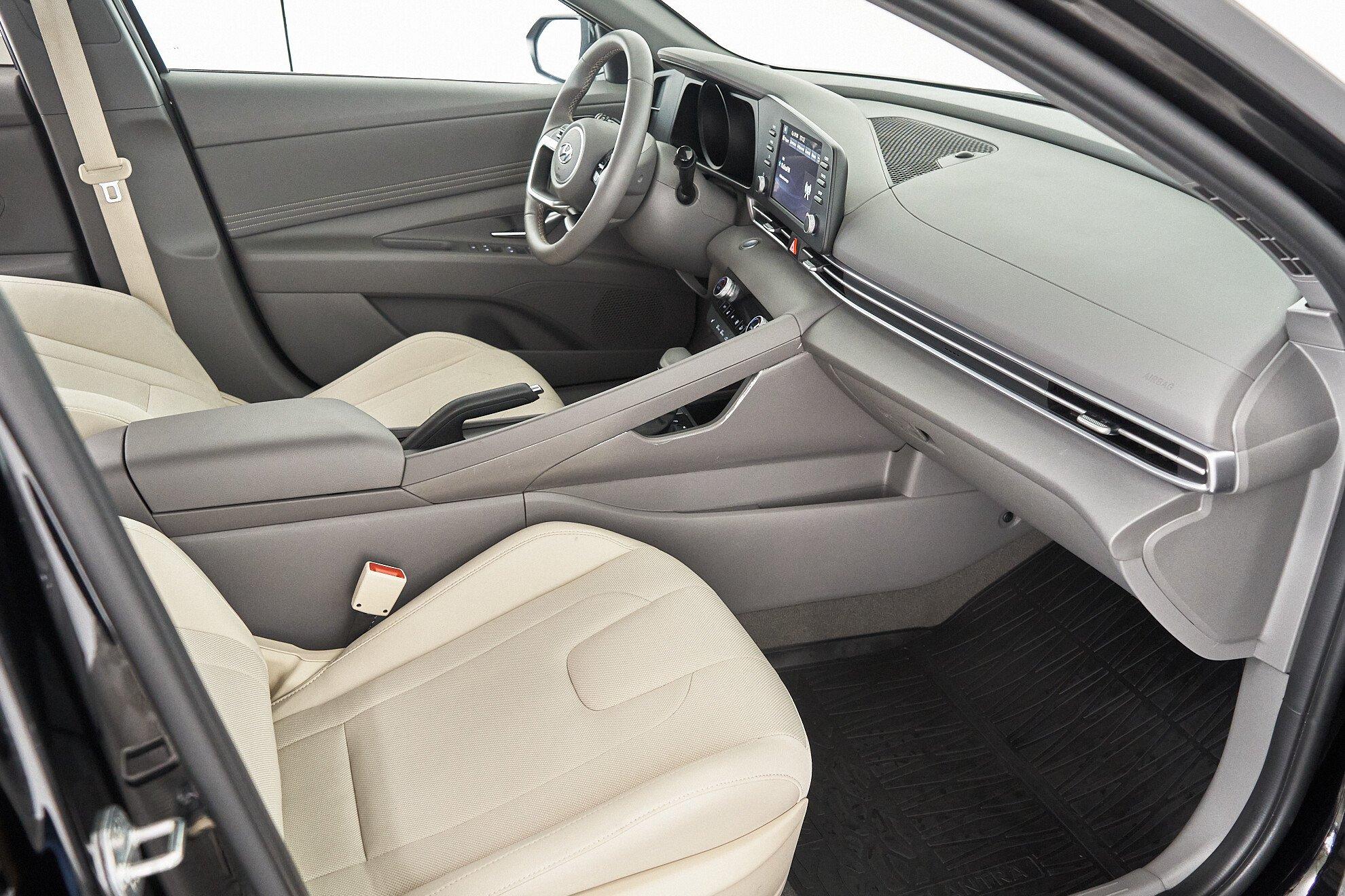 Hyundai Elantra 2022, черный