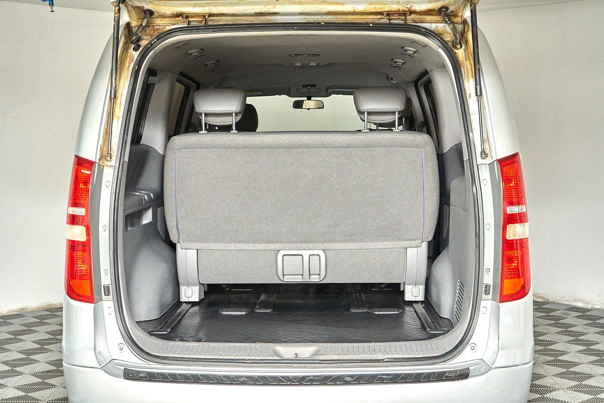 Hyundai Grand Starex 2010, серебряный