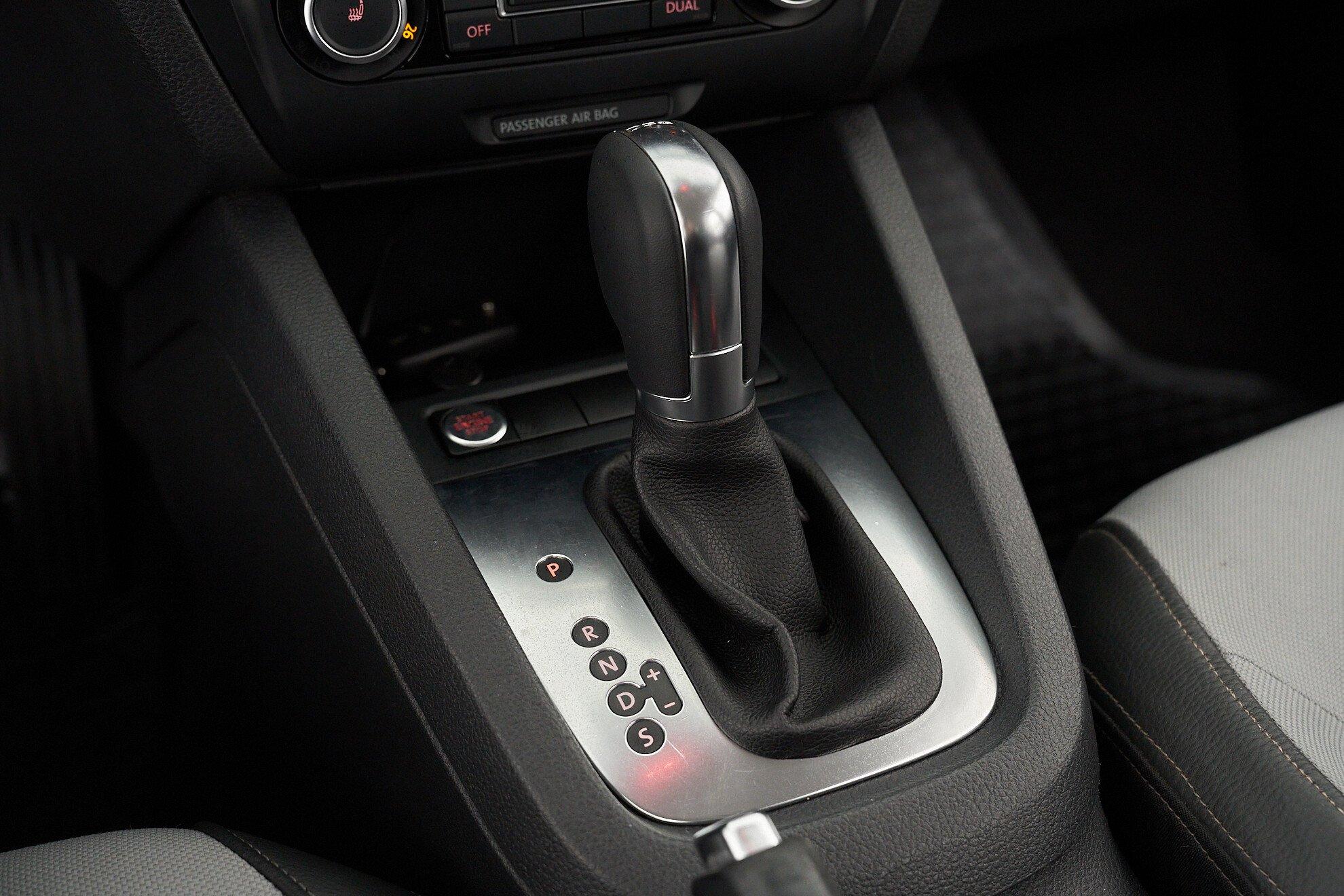 Volkswagen Jetta 2011, серебряный