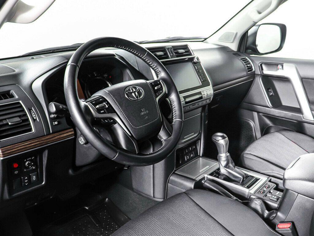 Toyota Land Cruiser Prado 2019, коричневый