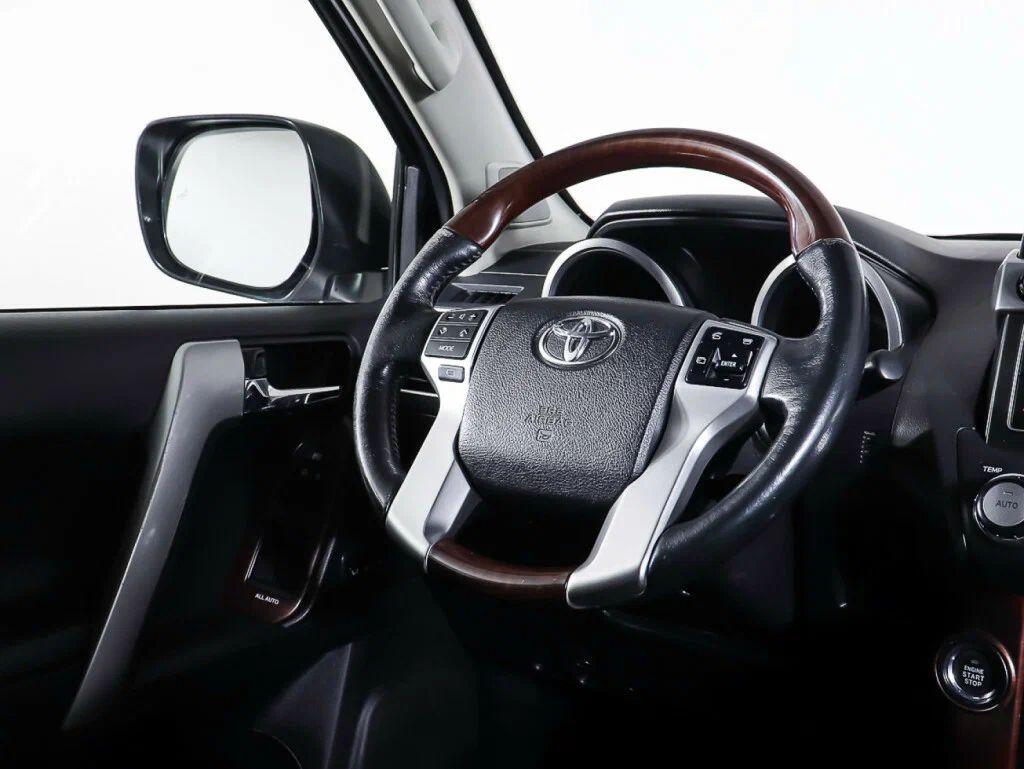 Toyota Land Cruiser Prado 2016, белый