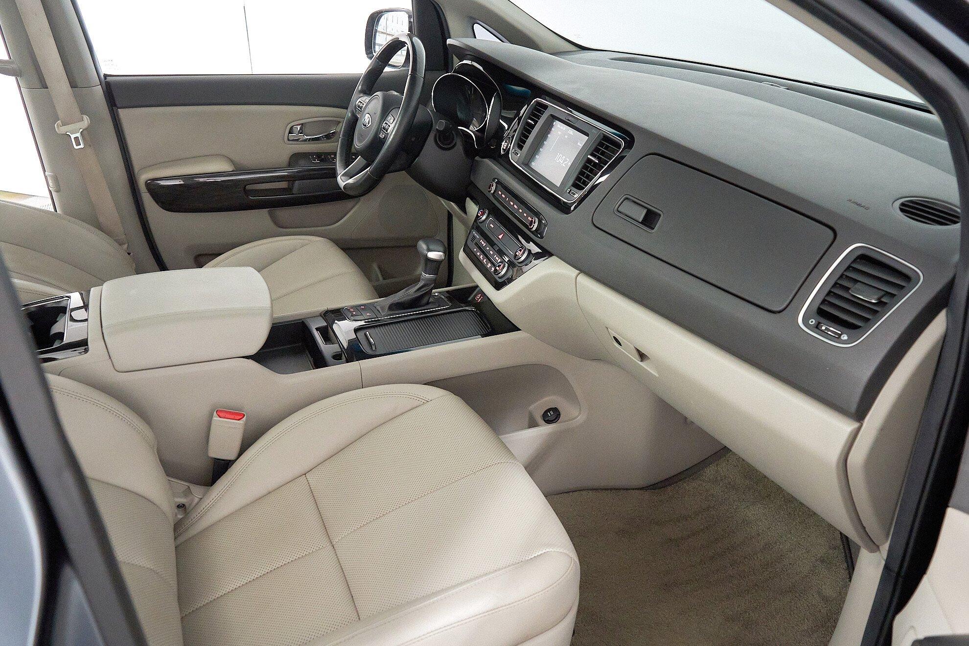 Kia Carnival 2018, серый
