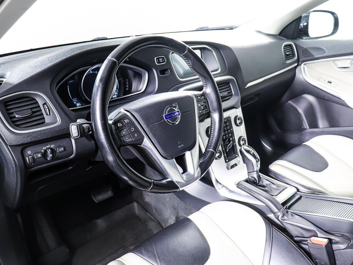 Volvo V40 Cross Country 2015, белый