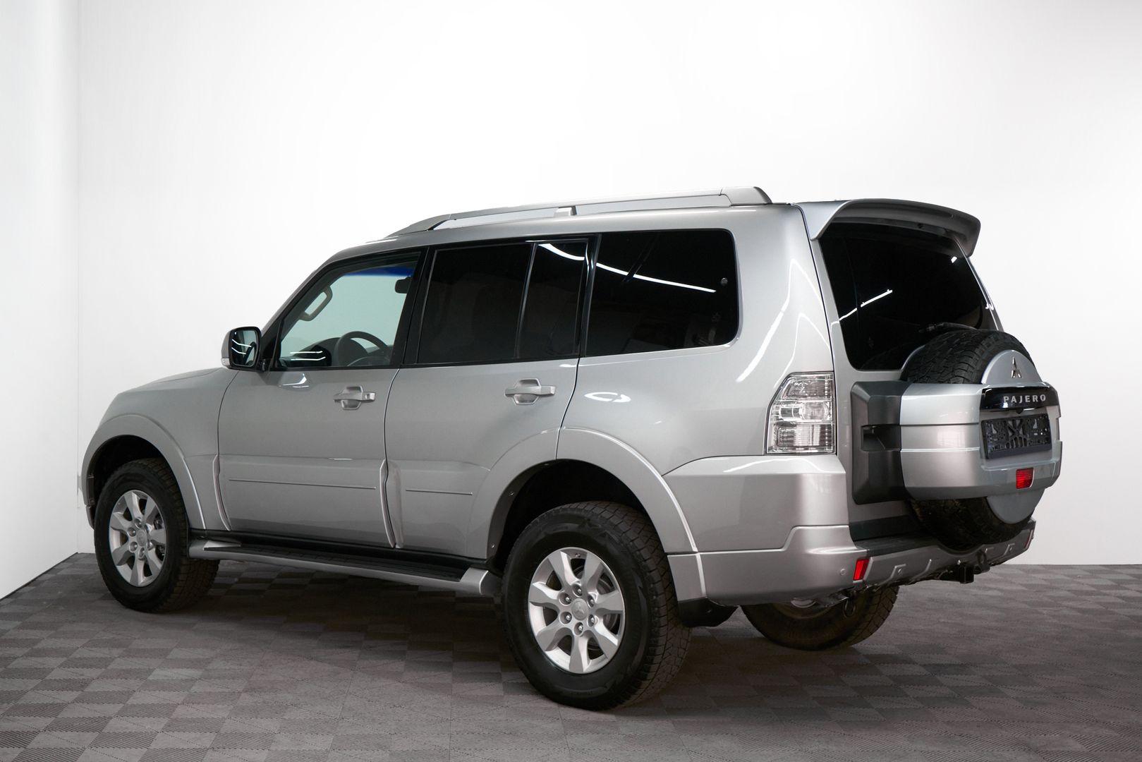 Mitsubishi Pajero 2011, серебряный
