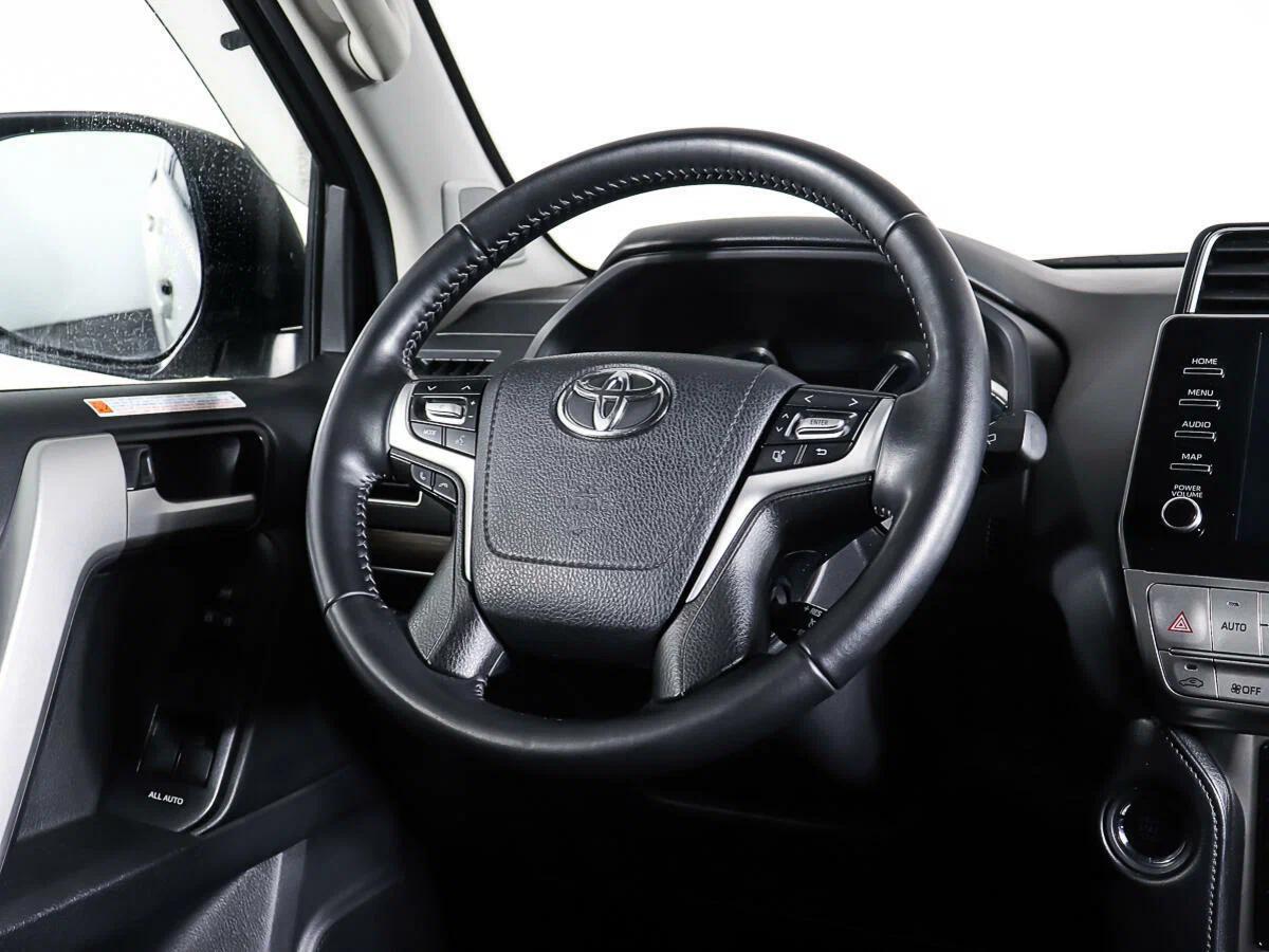 Toyota Land Cruiser Prado 2023, белый