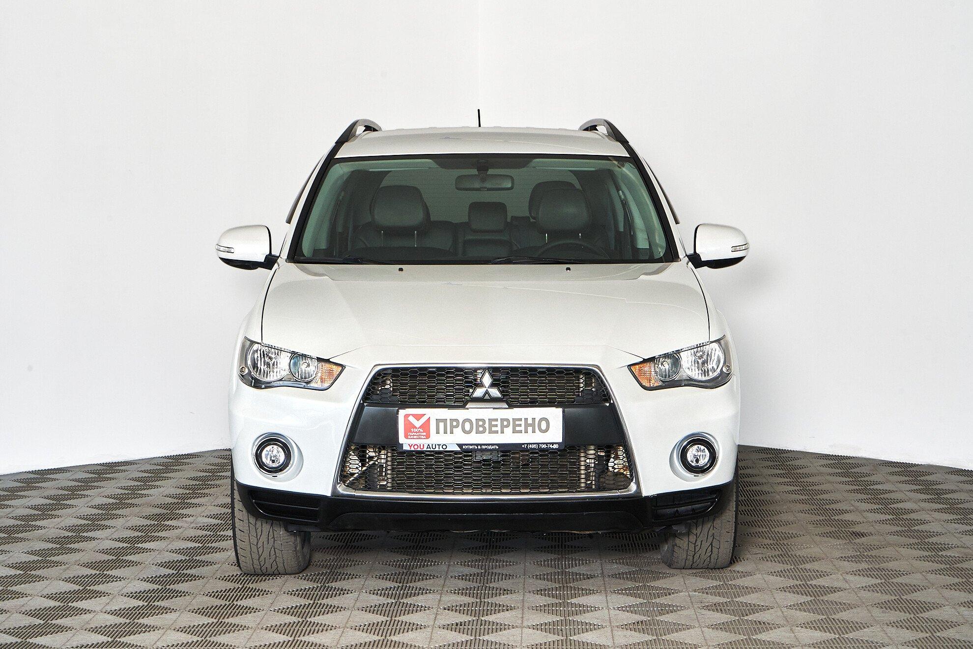 Mitsubishi Outlander 2010, белый