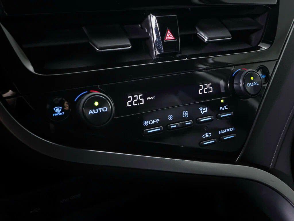 Toyota Camry 2023, белый
