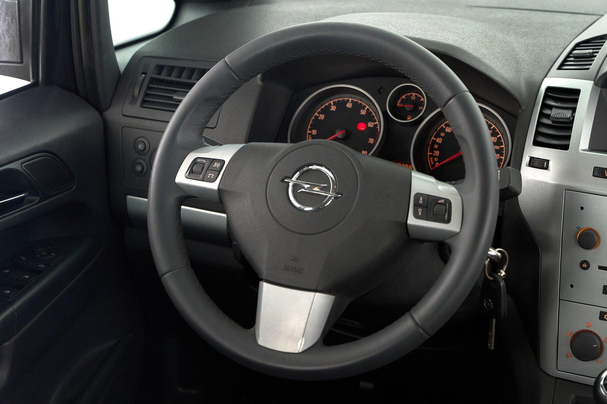 Opel Zafira 2014, черный