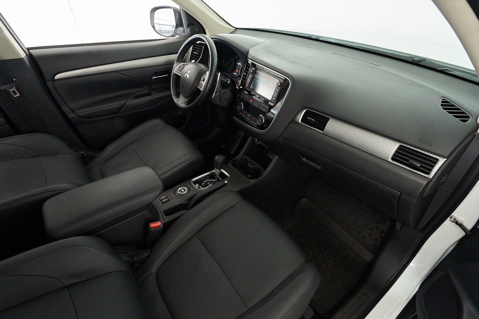 Mitsubishi Outlander 2013, белый