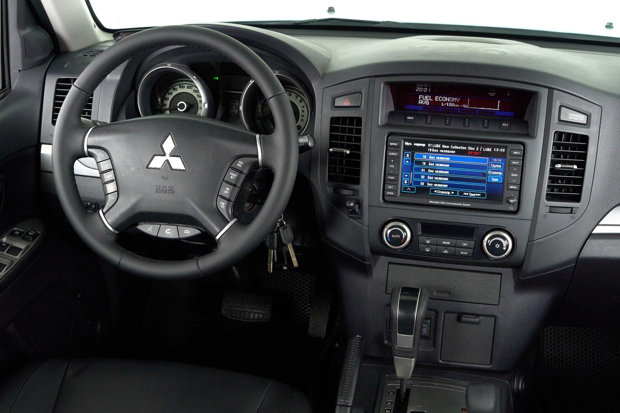 Mitsubishi Pajero 2010, серебряный