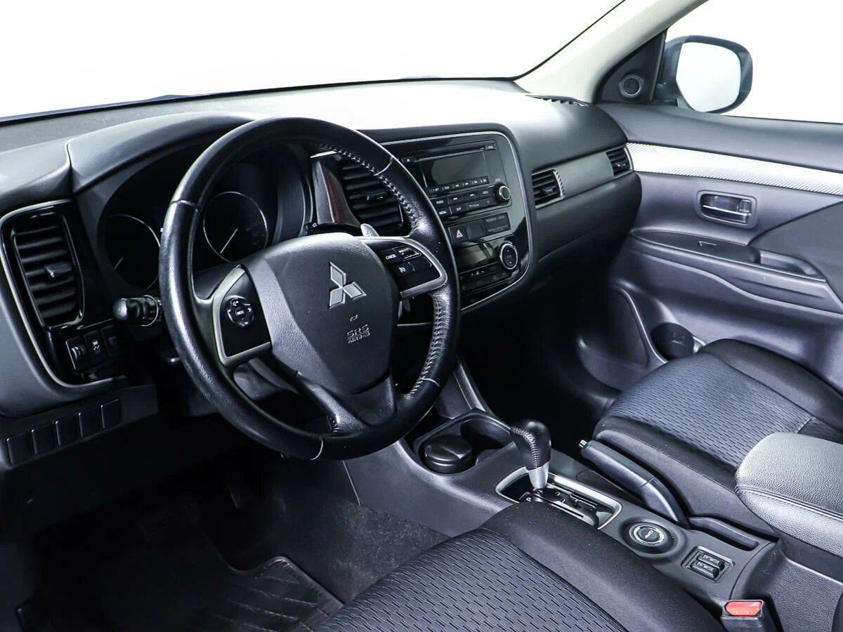 Mitsubishi Outlander 2013, белый
