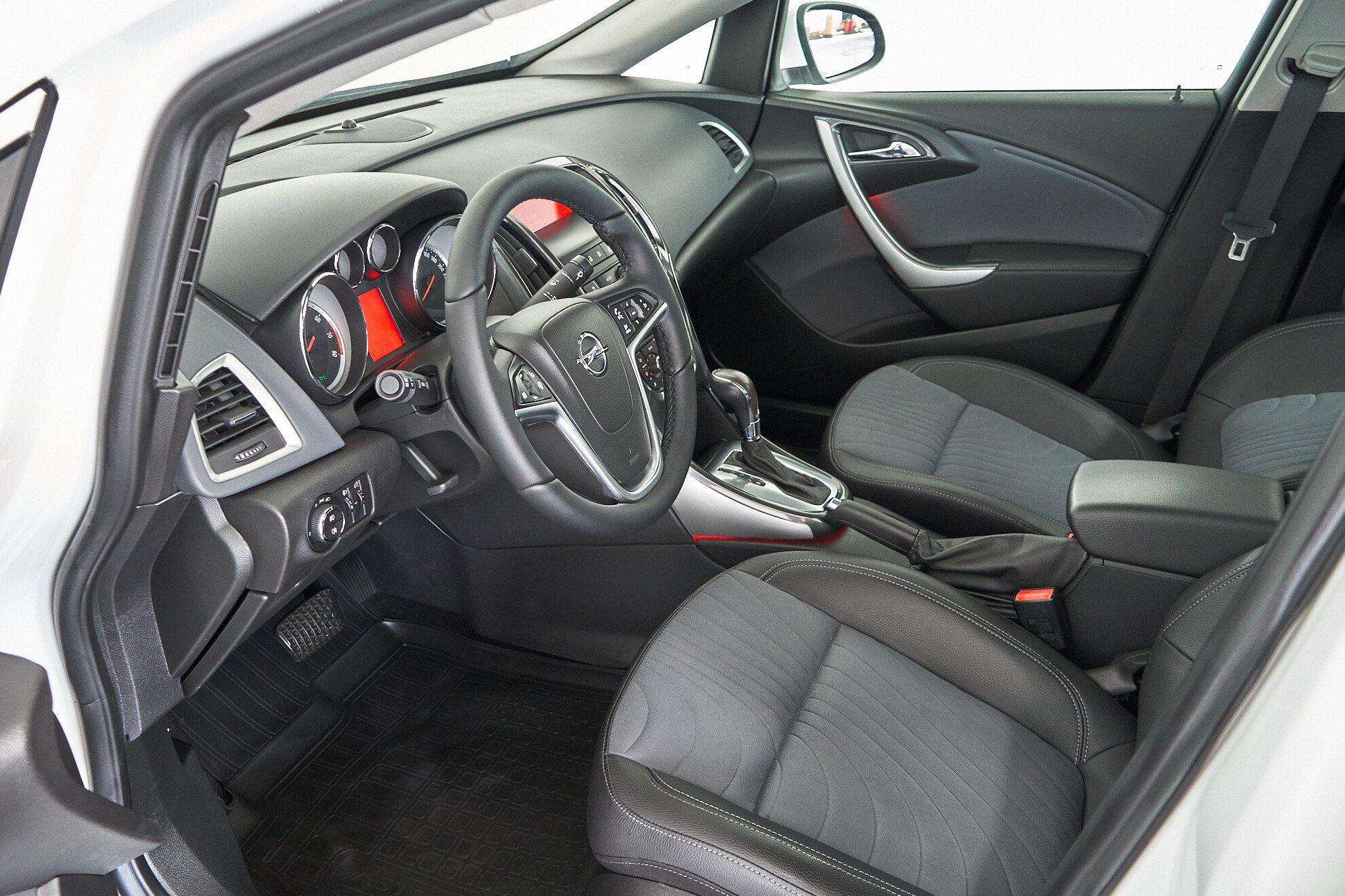 Opel Astra 2013, белый