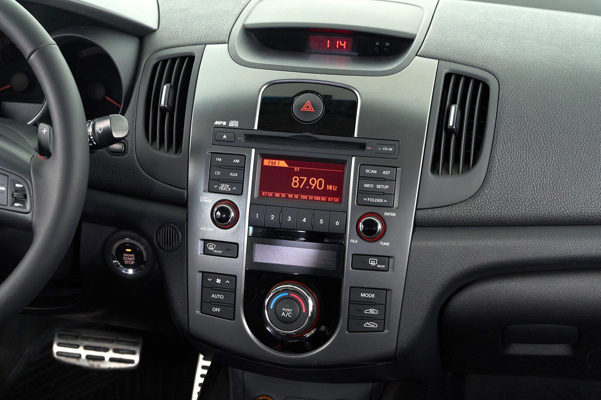 Kia Cerato 2011, красный