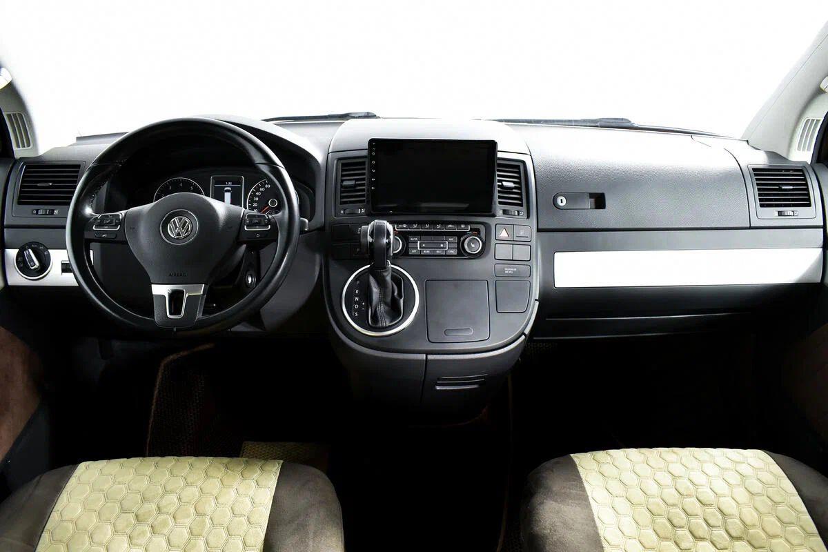 Volkswagen Multivan 2013, красный