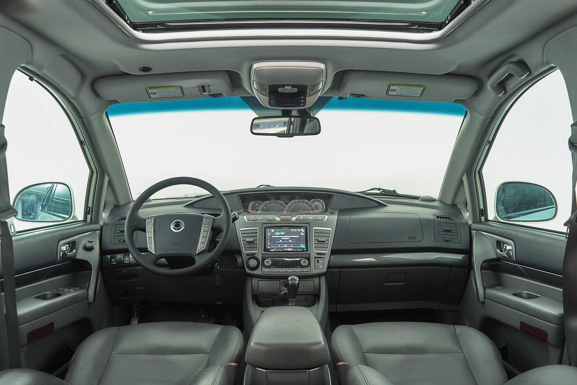 SsangYong Stavic 2013, белый